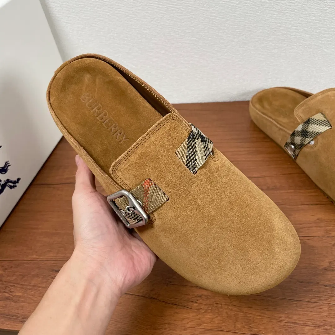 P360 Burberry's new men's checkered leather Urchin half-flop. Made of soft suede cowhide and calfskin, these half-flop sandals feature an adjustable B-shaped buckle strap and are decorated with the signature sand-colored Burberry check in jacquard worsted. The upper wraps around the midsole and is paired with a sole made of the same upper material with an embossed logo on the heel and a wavy rubber outsole embellished with the Burberry lettering. Fashionable and casual! Comes with full set of original packaging dust bag! Code number: 39-40-41-42-43-44 standard code (38/45 can be customized and returns and exchanges are not supported) No. 012